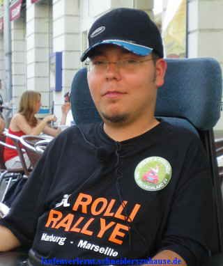 Ist ja lustig, ein Reporter im Rollstuhl. Aber der versteht wenigstens, worum es geht, hoffentlich...