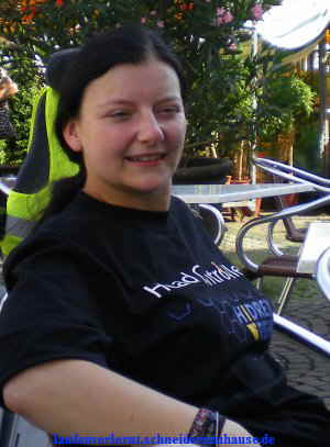 Ich hab meinen Eisbecher genau im Blick. Wehe, da geht einer dran!